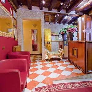 Hotel Henry **